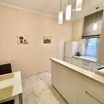 On Sholom Aleikhema Apartman Lviv